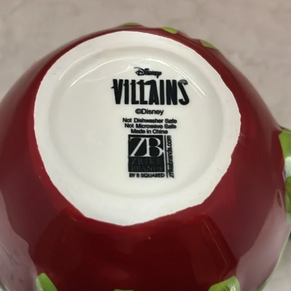 Disney Villians hand-painted poison apple 🍎 mug NWT - Picture 5 of 5